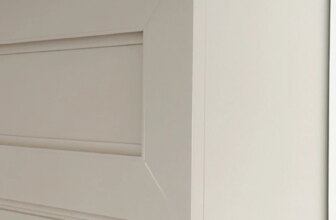 DIY Custom Range Hood With Shelf and Brass Tipping Rail | Thrifty Decor Chick